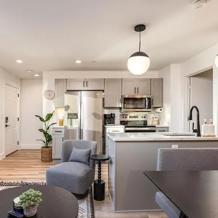 4 Beds 3 Bedroom Updated Condo W Desks Patio And Parking